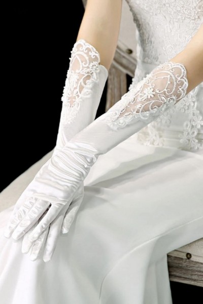 Manusi albe din satin cu accesoriu din dantela